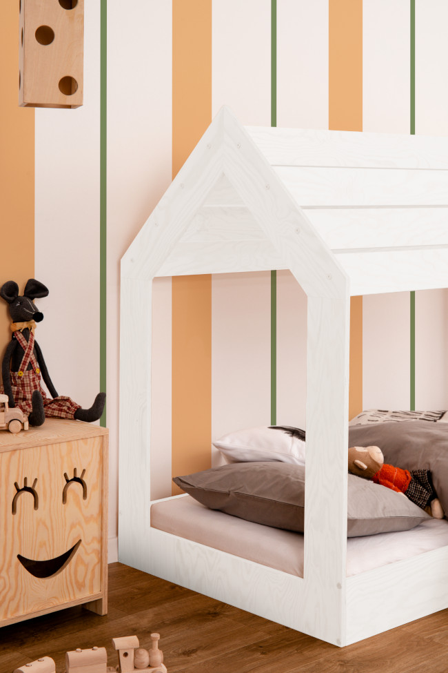 Drewniane niskie łóżko w kształcie domku wykonane ze sklejki sosnowej w kolorze białym